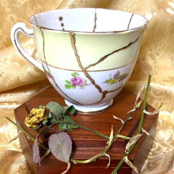 KINTSUGI ROYAL MAYFAIR GOLD TEACUP 1940 VINTAGE BONE CHINA TEACUP ENGLAND RARE! - Picture 1 of 8